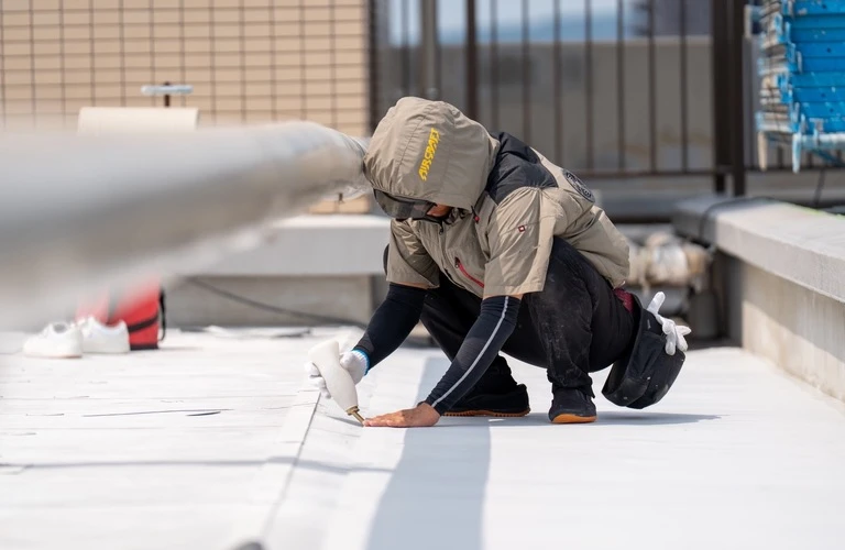 見えない工程にこそ職人のプライド。10年、20年先も雨漏りさせない防水工事
