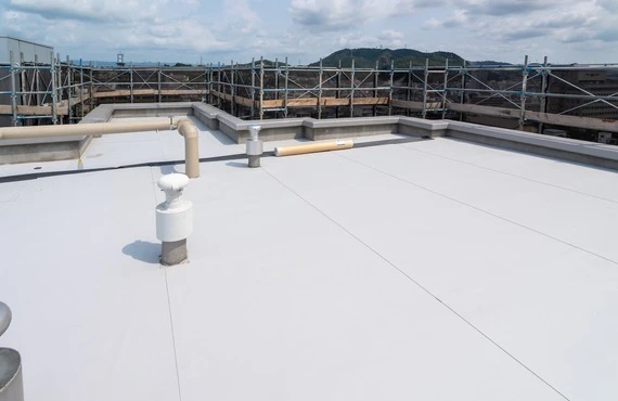 「ゲリラ豪雨」から住まいを守る！本格的な台風シーズン前の防水点検